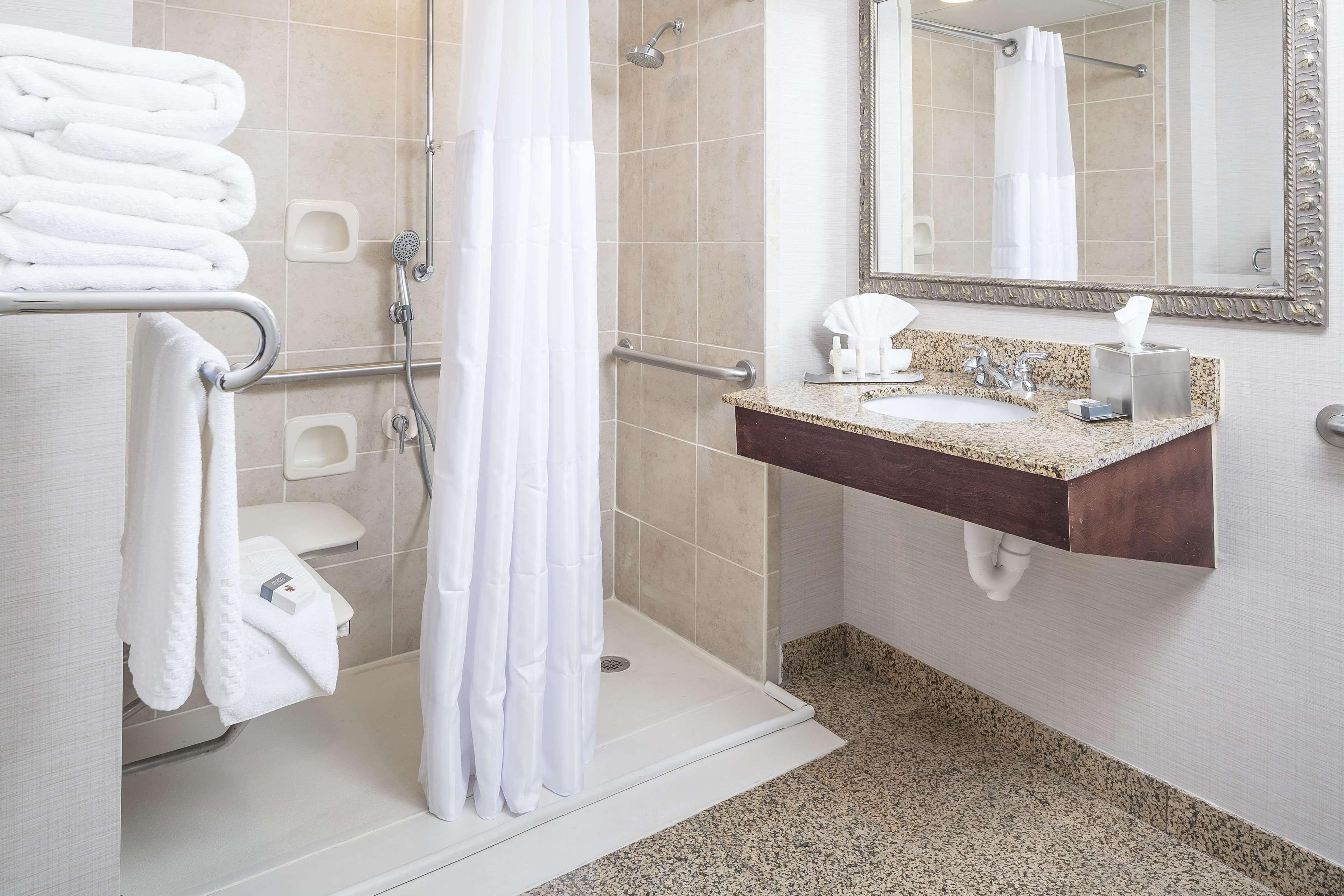 Hotel Doubletree By Hilton Boston-Milford Esterno foto
