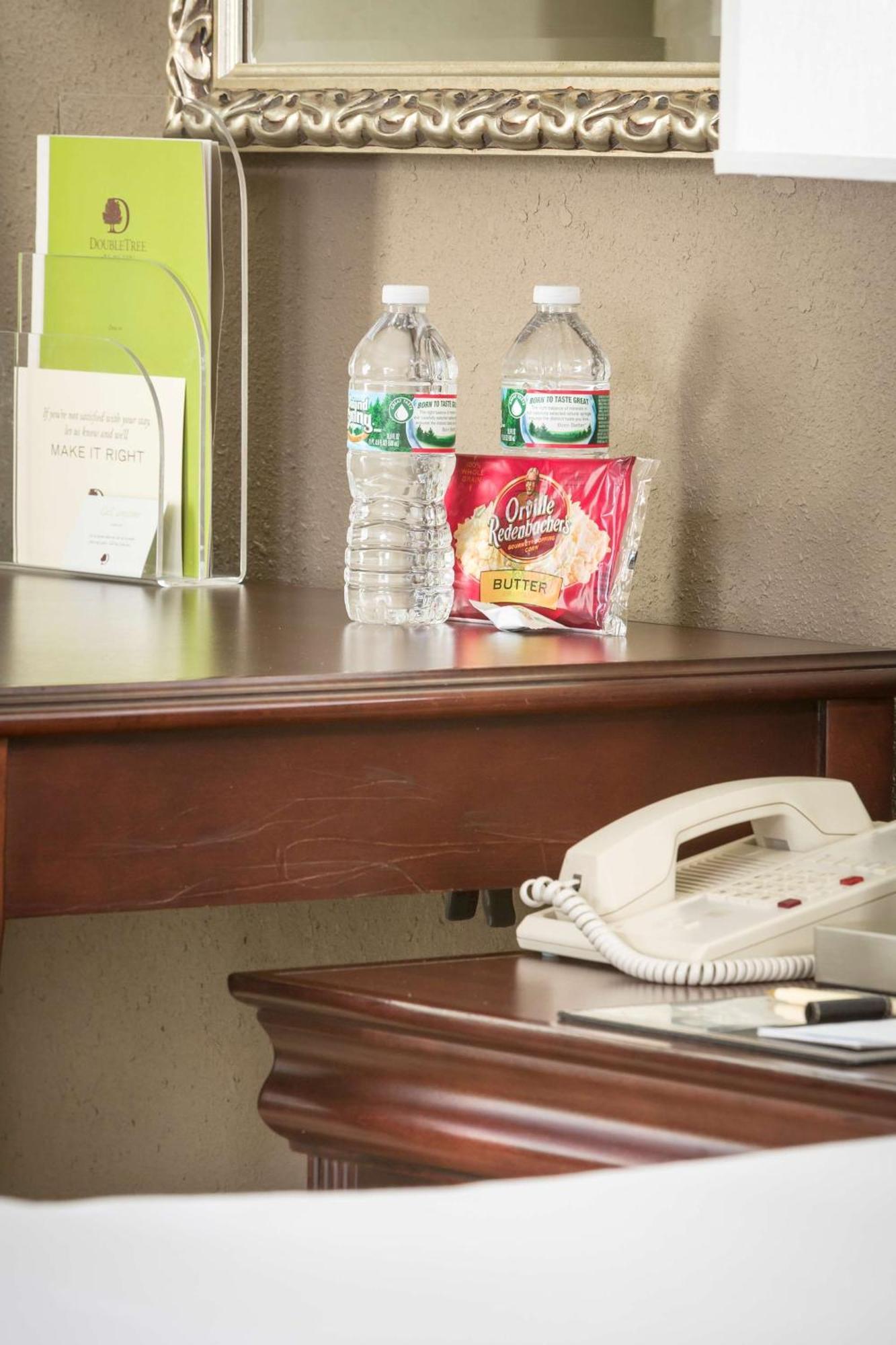 Hotel Doubletree By Hilton Boston-Milford Esterno foto